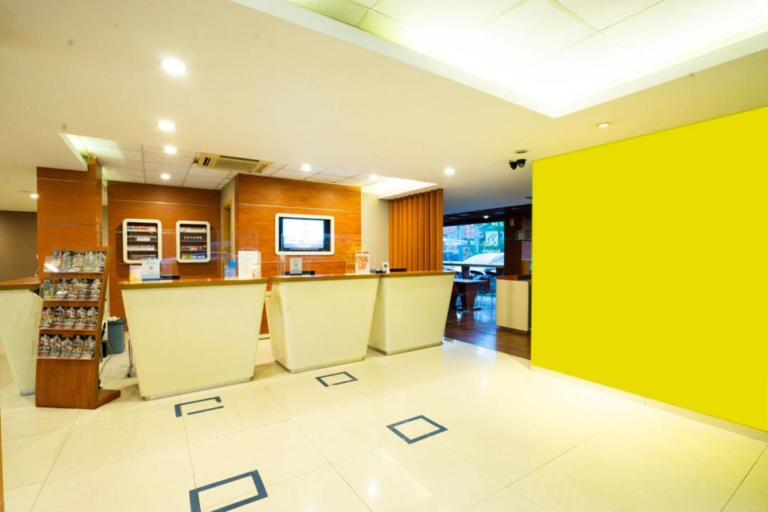 Life Hotel Stasiun Kota Surabaja Exteriér fotografie