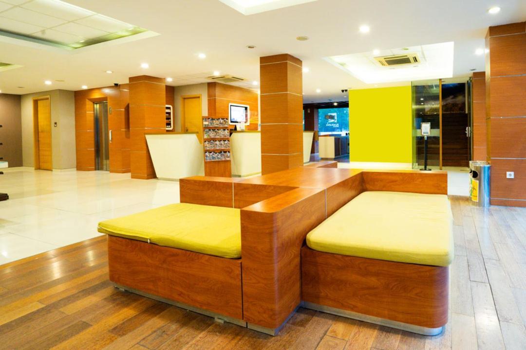 Life Hotel Stasiun Kota Surabaja Exteriér fotografie