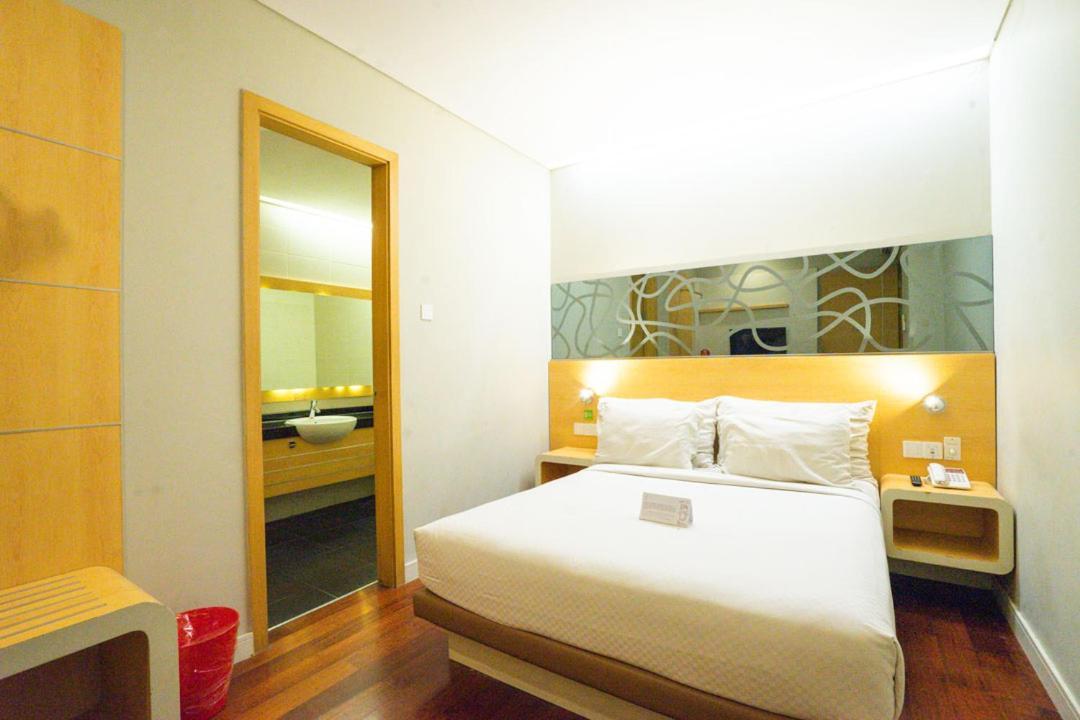 Life Hotel Stasiun Kota Surabaja Pokoj fotografie