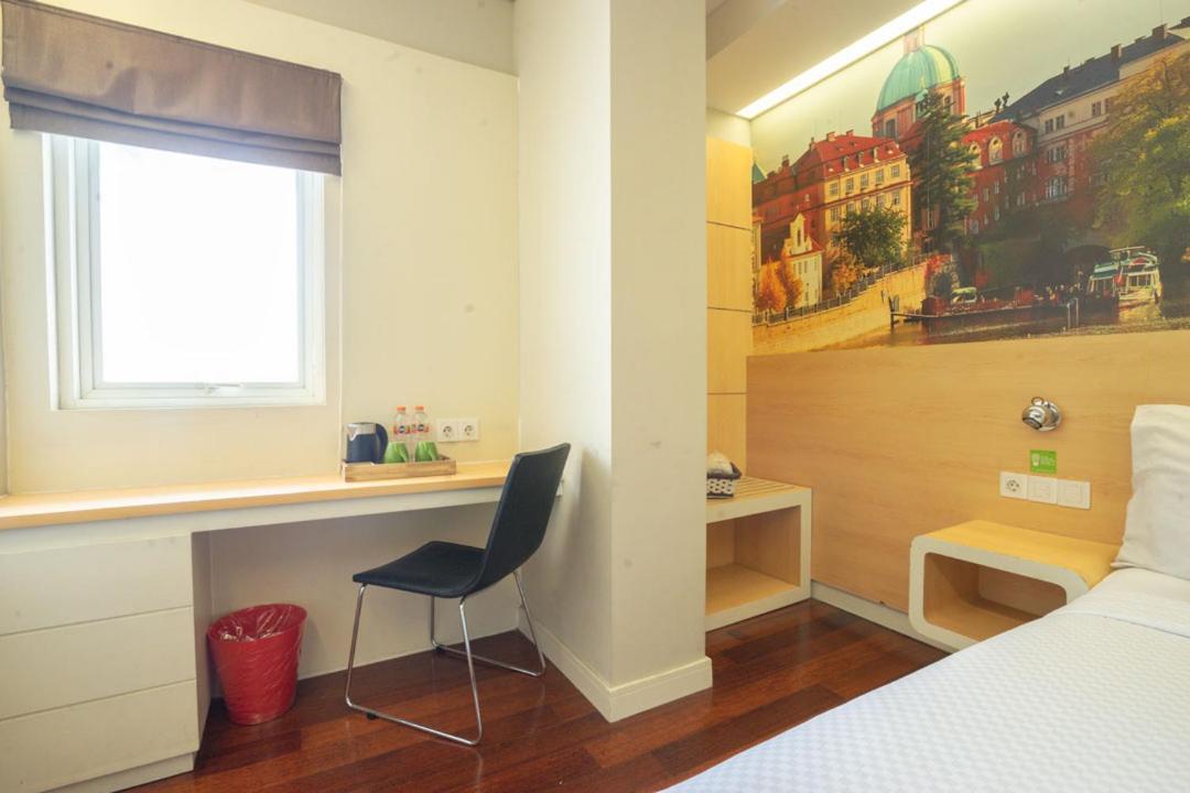 Life Hotel Stasiun Kota Surabaja Pokoj fotografie
